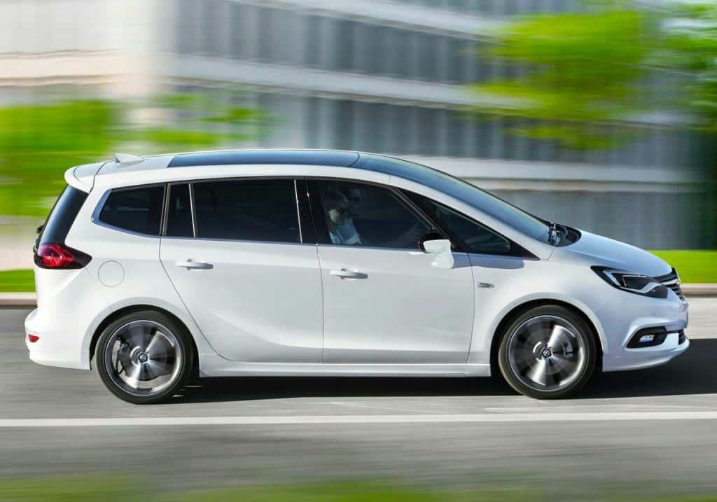 Opel Zafira beyaz gövde yandan hareket görünümü