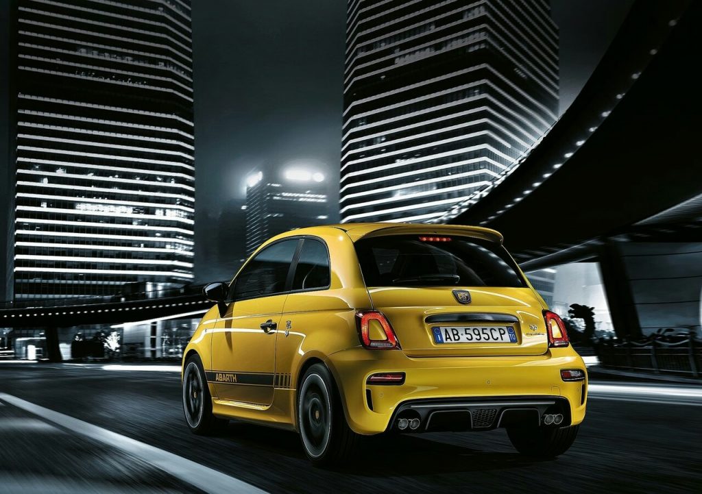 595 Competizione dört çıkışlı egzoz ve arka difüzör görünümü