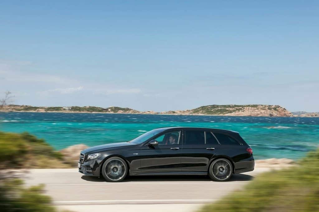 Mercedes-AMG E 43 4MATIC Estate hareket halinde yan görünüm
