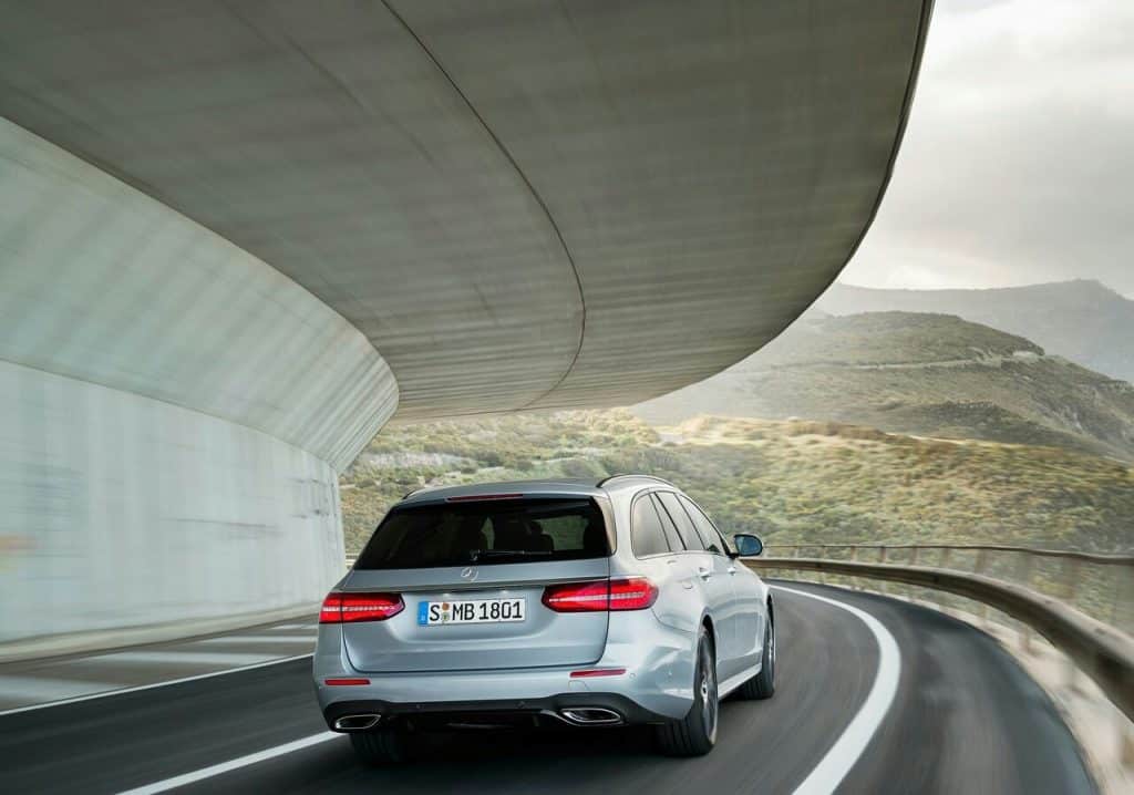 E-Class Estate yolda arkadan görünüm