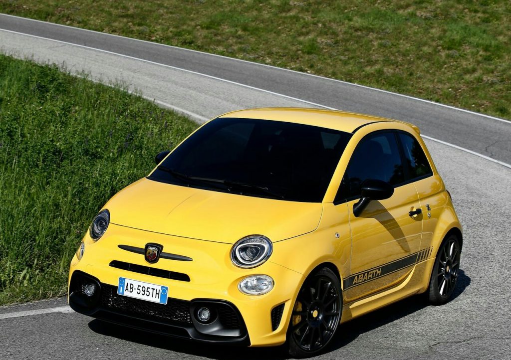 595 Competizione yolda ön üç çeyrek görünüm