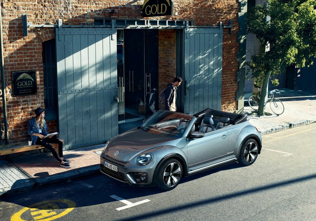 Volkswagen Beetle Cabriolet gri gövde açık tavan görünümü