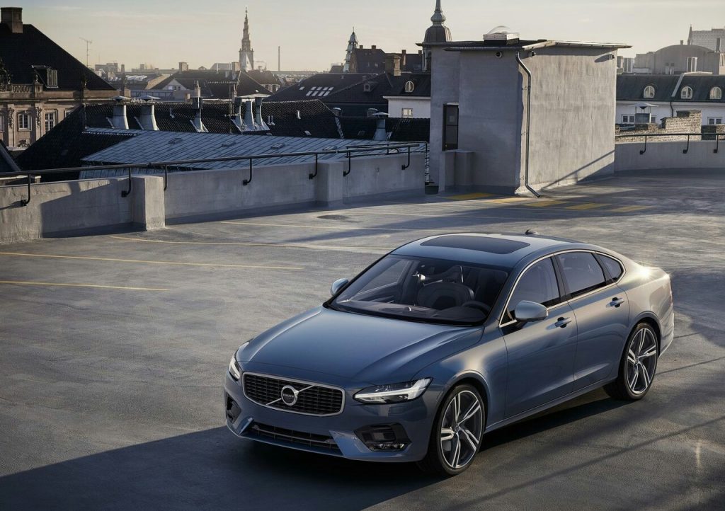 Volvo S90 açık alanda önden üç çeyrek görünüm