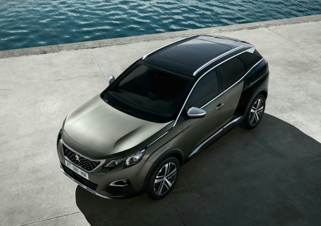 Peugeot 3008 GT üstten ön görünüm ve siyah tavan