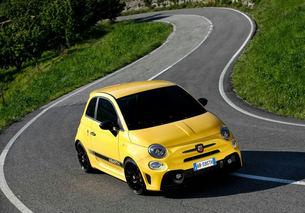 595 Competizione virajlı yolda önden görünüm
