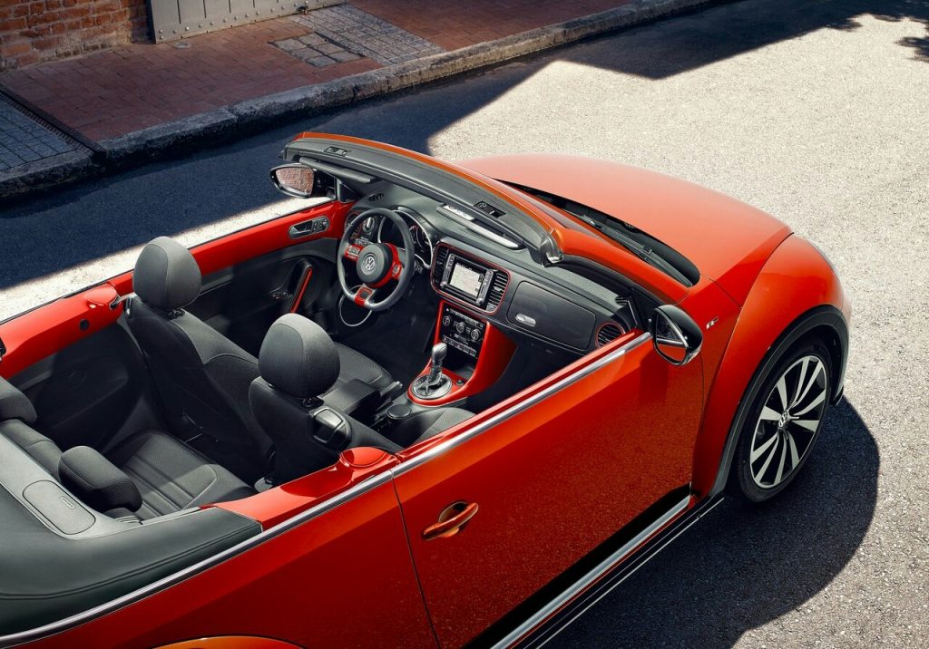 Volkswagen Beetle Cabriolet turuncu iç mekan görünümü