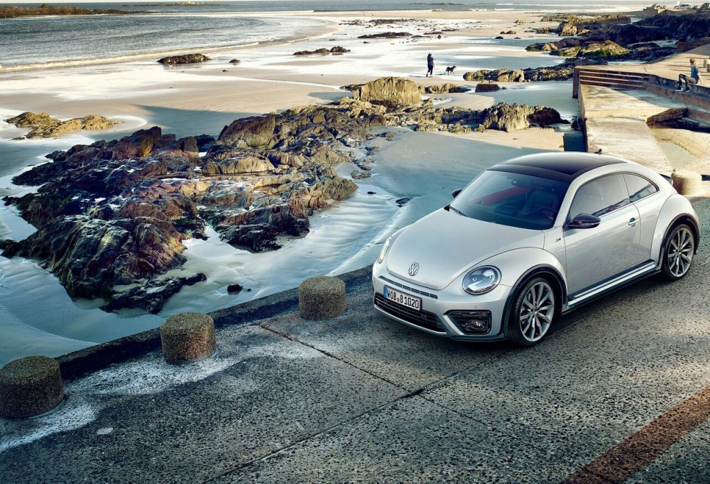 Volkswagen Beetle gümüş coupe sahil görünümü