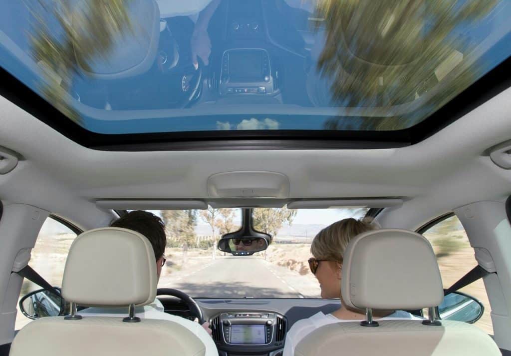 Opel Zafira panoramik cam tavanlı iç mekan görünümü