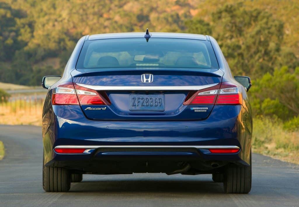 Honda Accord Hybrid arka tasarım ve Hybrid rozeti