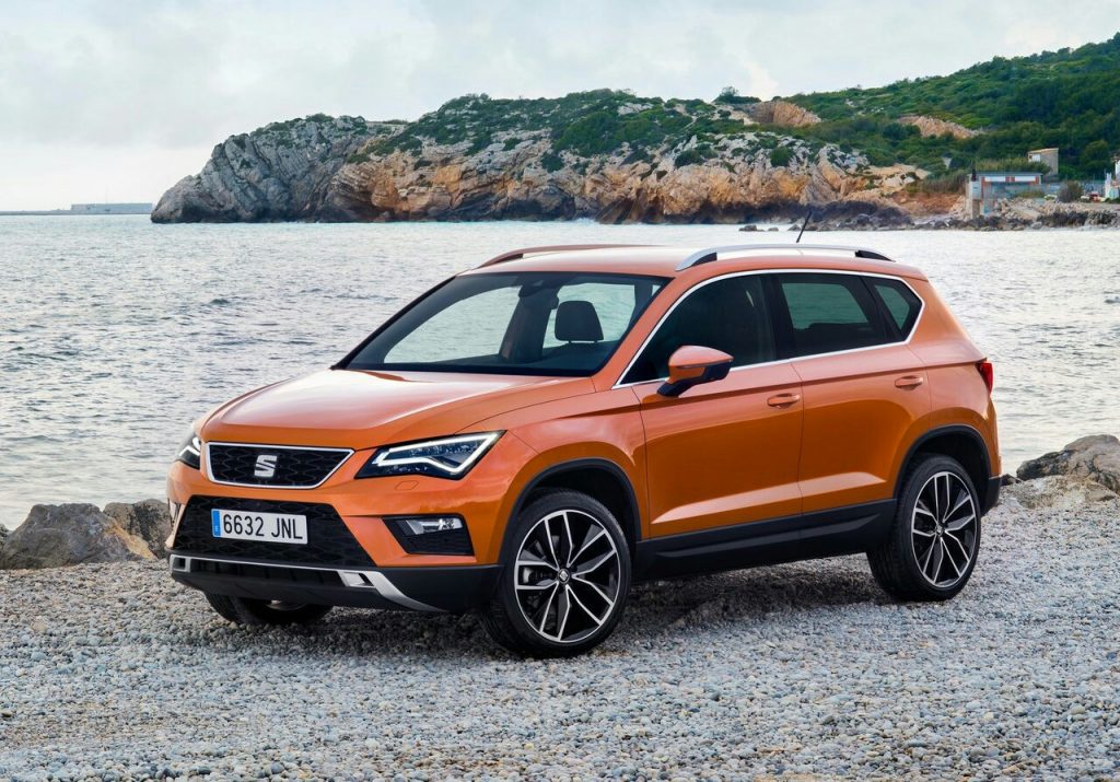 Ateca kıyı kenarında önden üç çeyrek görünüm