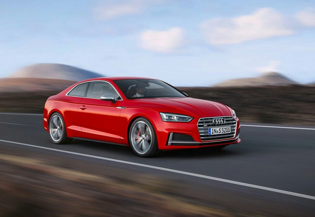 Audi S5 Coupe hareket halinde önden üç çeyrek görünüm