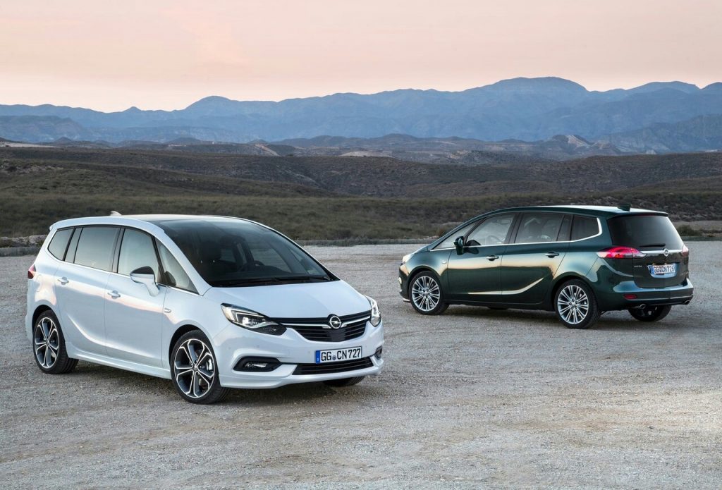 Beyaz ve koyu renk Opel Zafira dış tasarım görünümü