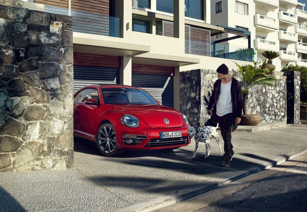 Volkswagen Beetle kırmızı coupe ön görünüm