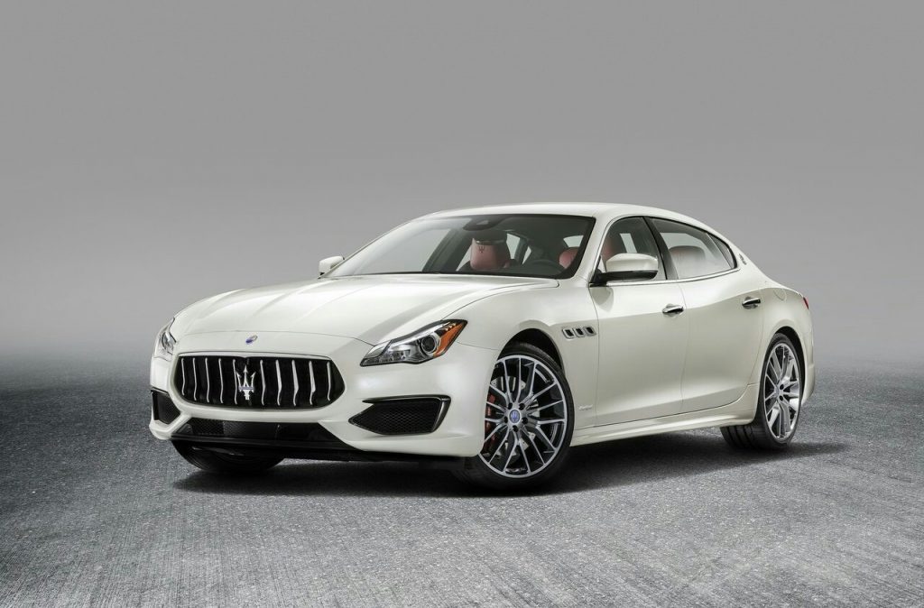 Beyaz Maserati Quattroporte önden üç çeyrek görünüm