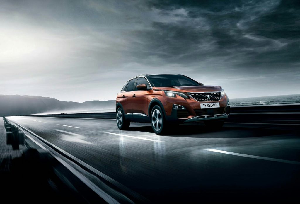 Peugeot 3008 kıyı yolunda ön görünüm