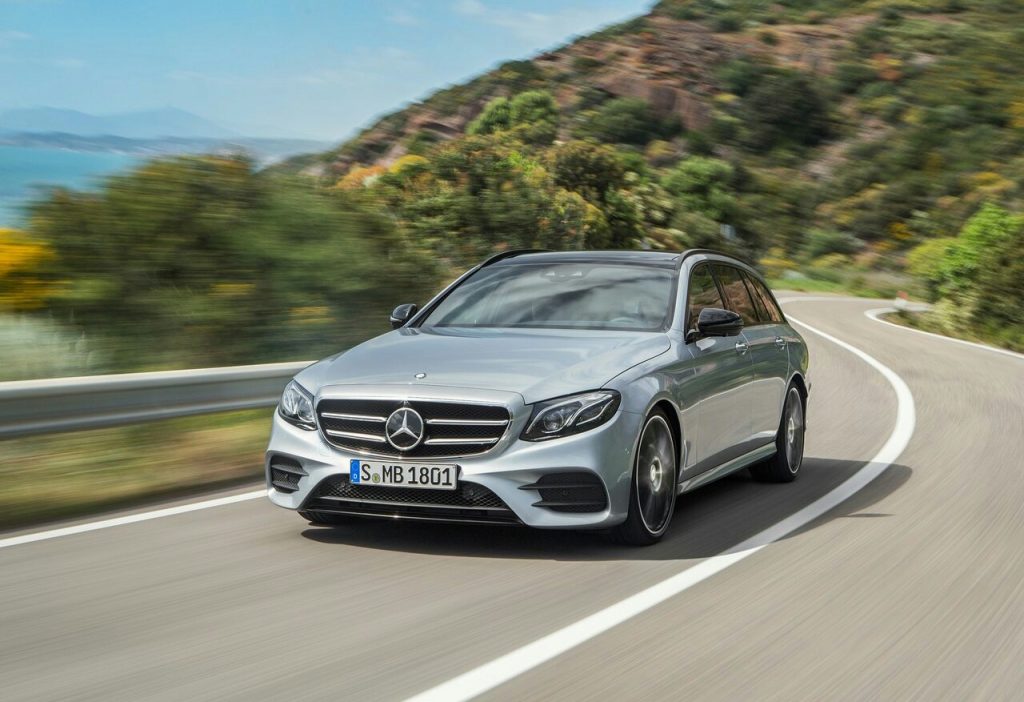 E-Class Estate virajda ön üç çeyrek görünüm