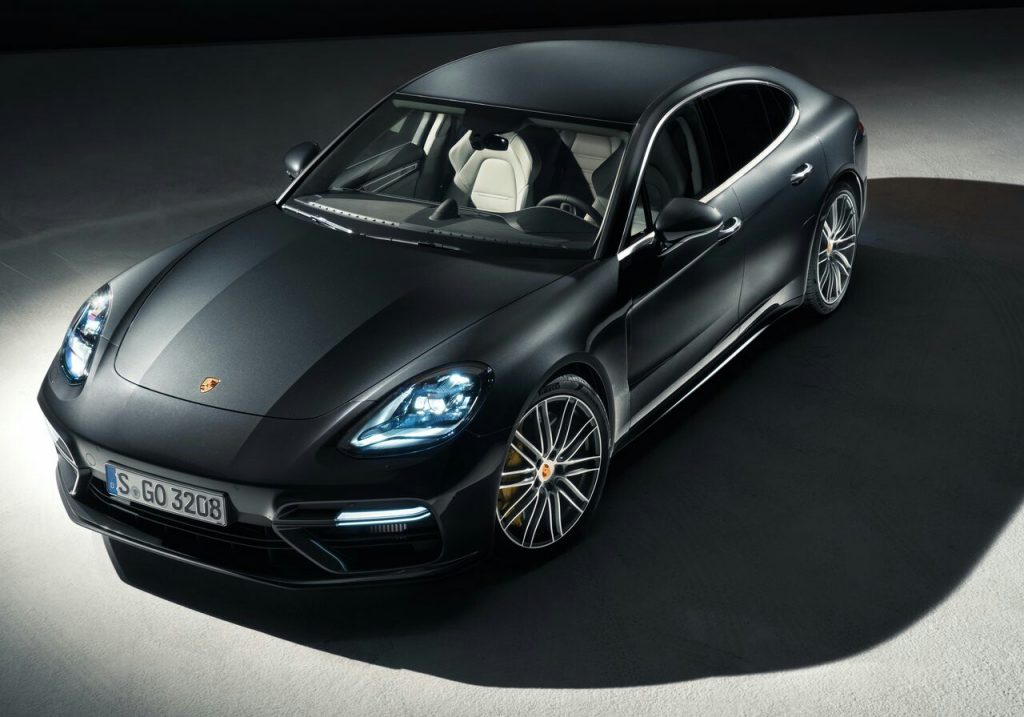 Porsche Panamera Turbo üstten ön üç çeyrek görünüm