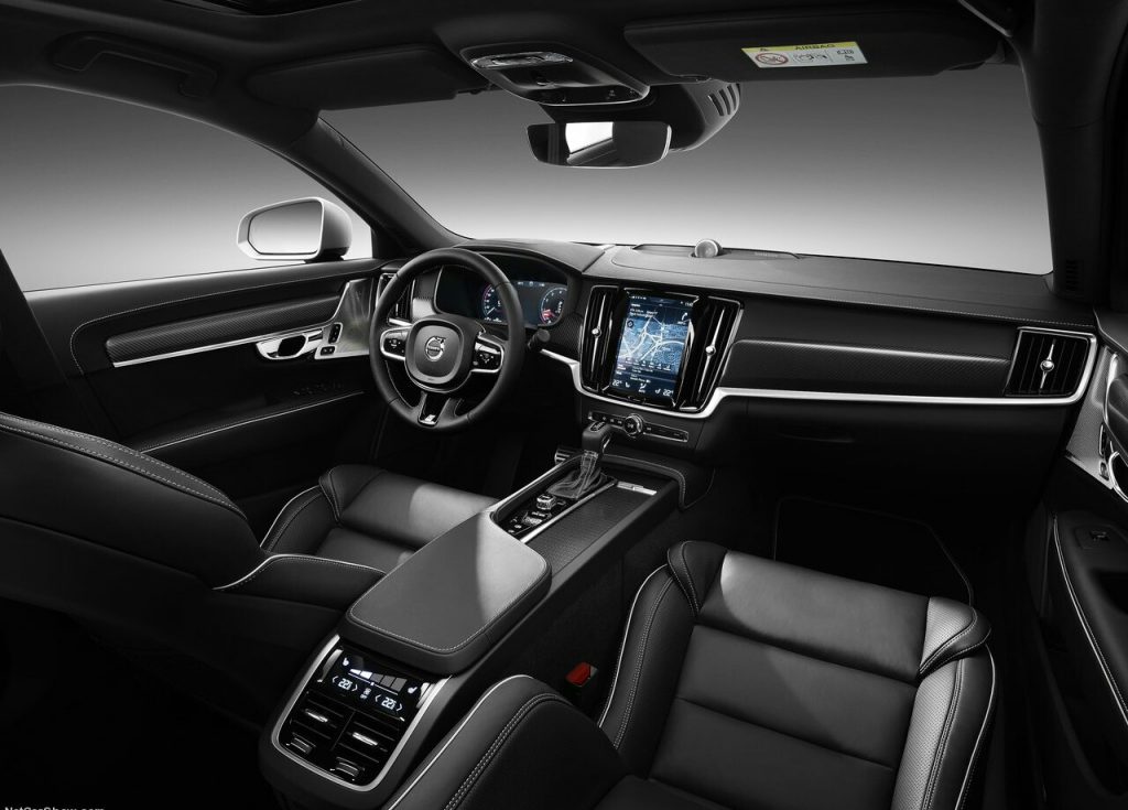 Volvo S90 ön kabin ve orta konsol görünümü