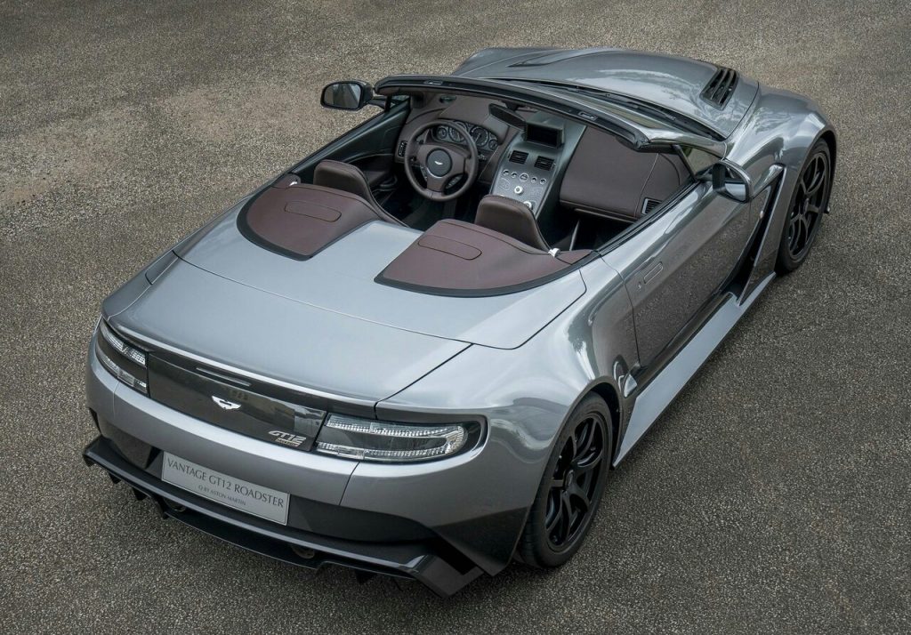 Vantage GT12 Roadster üstten arka üç çeyrek görünüm