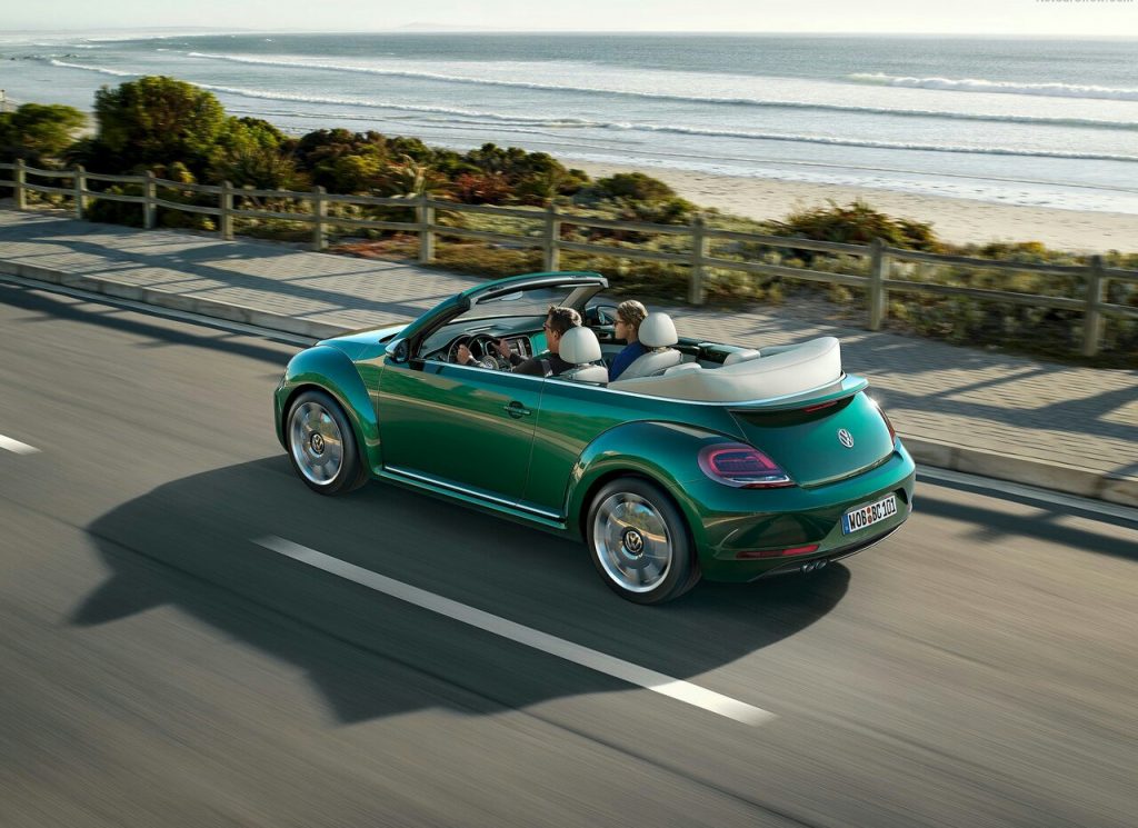 Volkswagen Beetle Cabriolet yeşil gövde arka görünüm