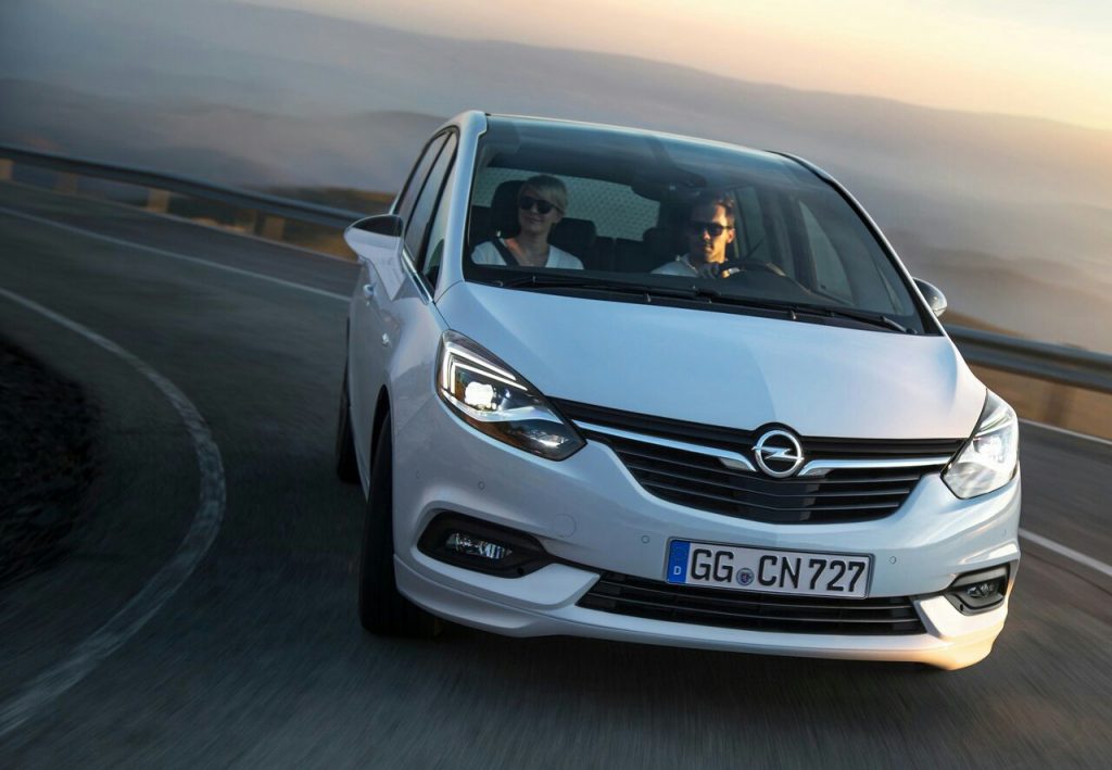 Opel Zafira ön tasarım ve far detayları