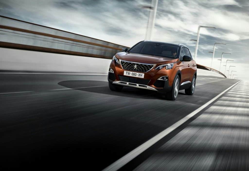 Peugeot 3008 ön üç çeyrek yol görünümü
