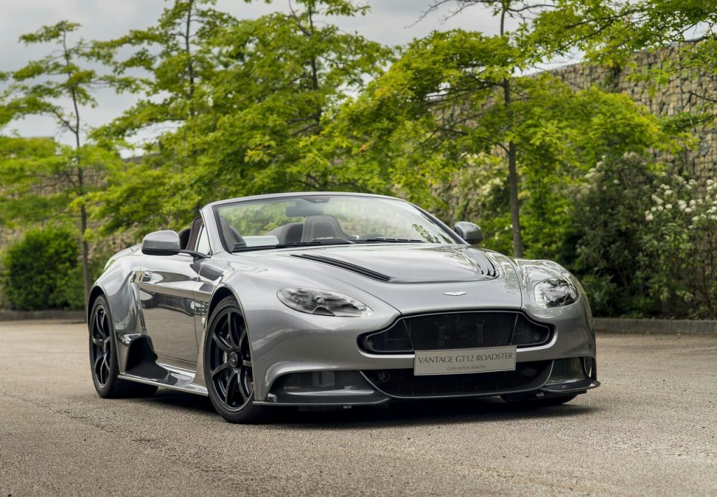 Vantage GT12 Roadster ön üç çeyrek görünüm