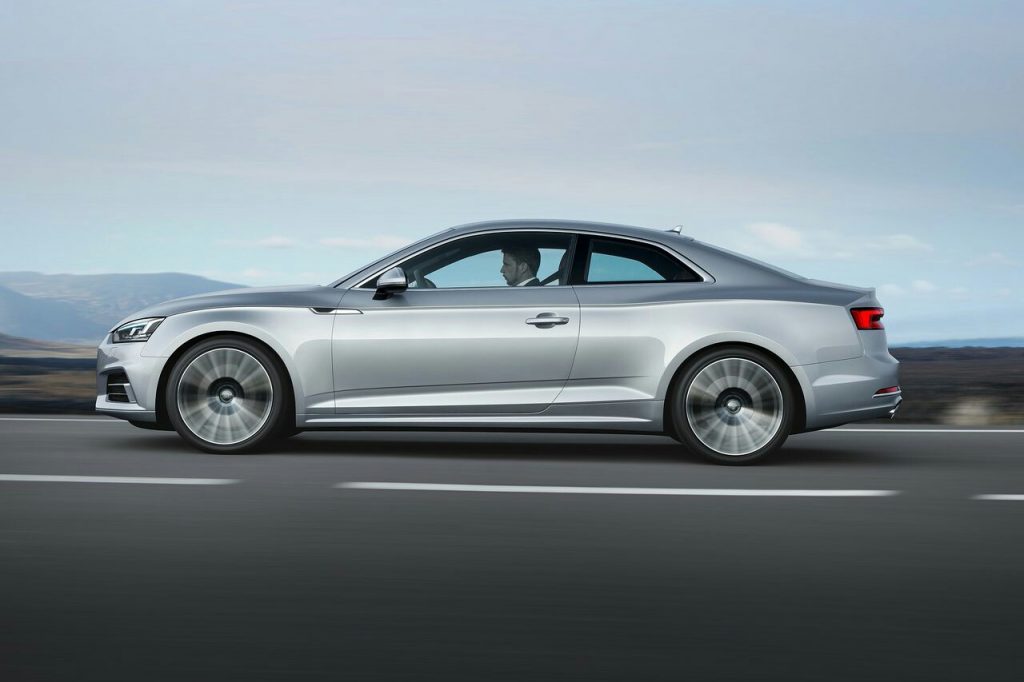 Audi A5 Coupe hareket halinde yan profil