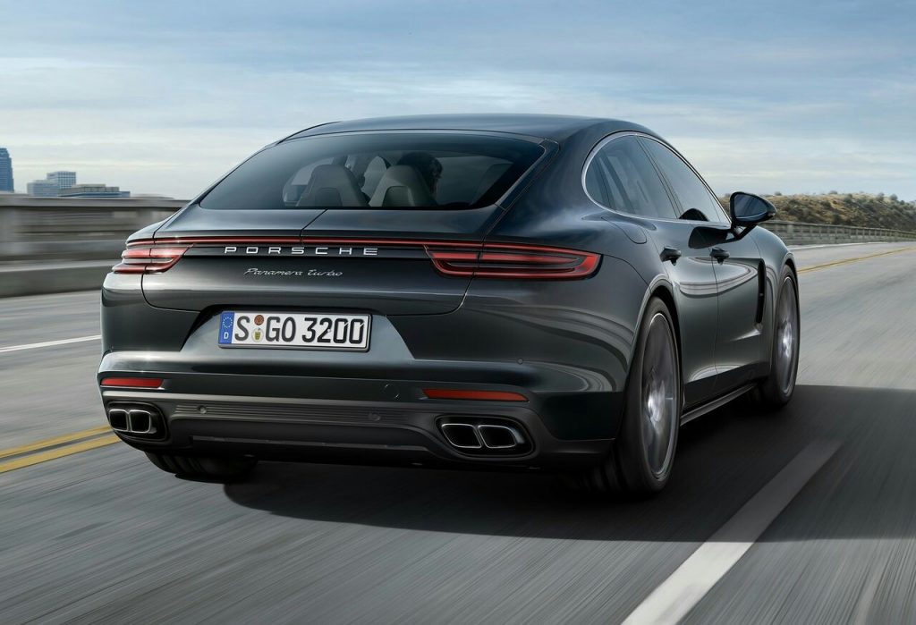 Porsche Panamera Turbo hareket halinde arka görünüm