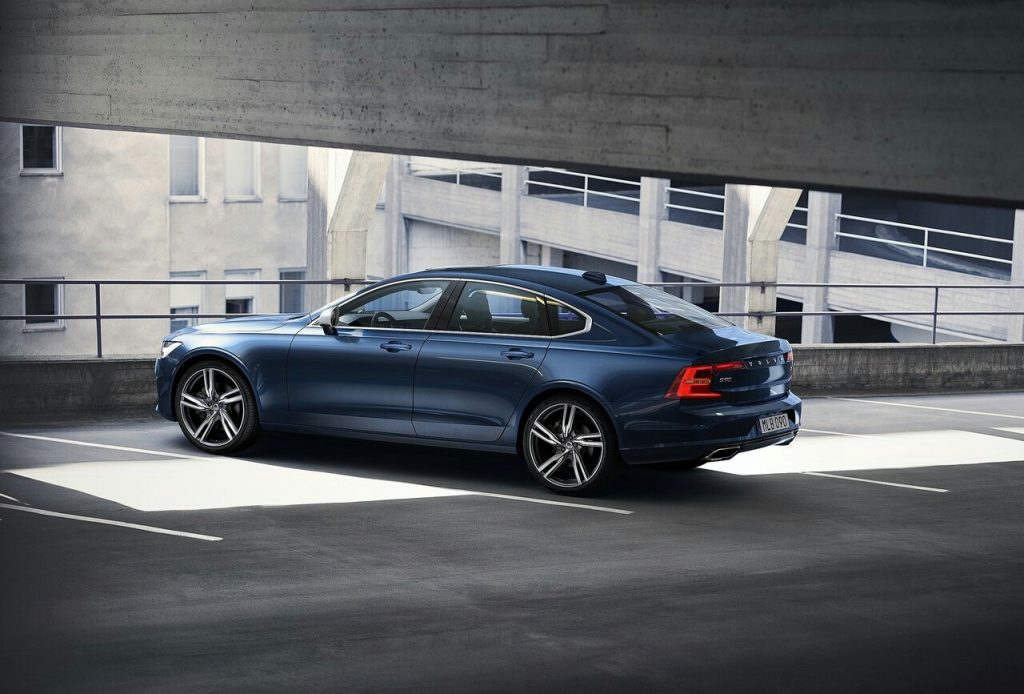 Volvo S90 hareket halinde arka üç çeyrek görünüm