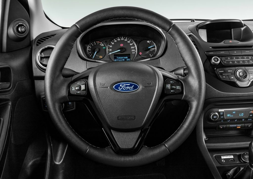Ford Ka Plus gösterge paneli ve direksiyon