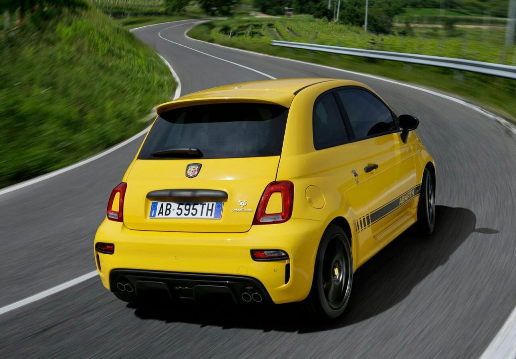 595 Competizione arka üç çeyrek sürüş görünümü