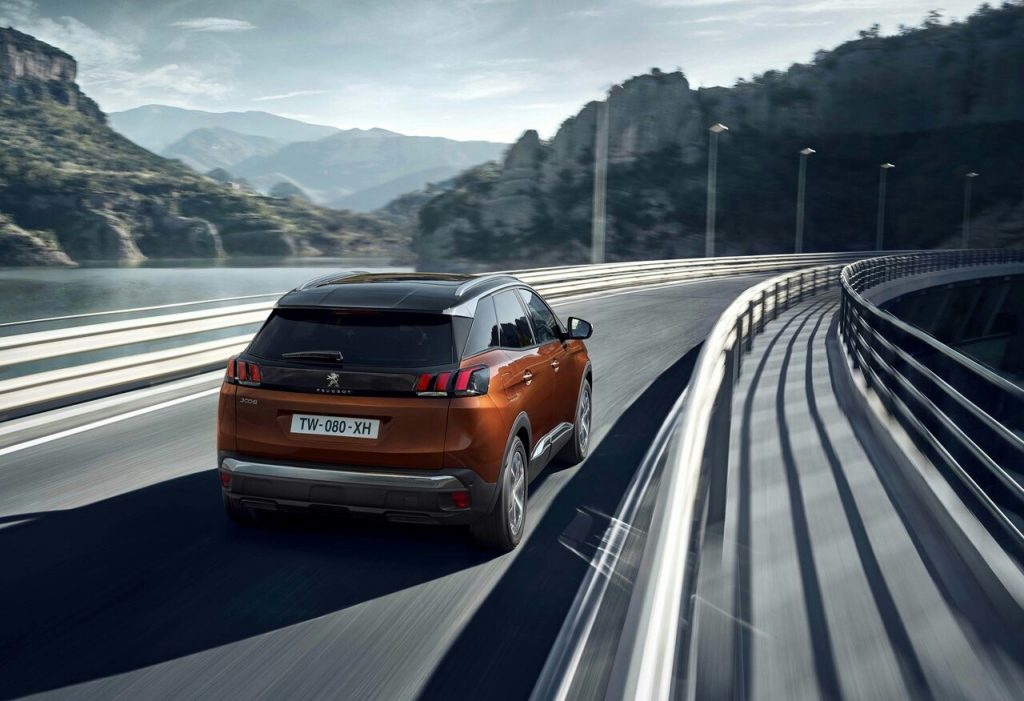 Peugeot 3008 arkadan yol görünümü