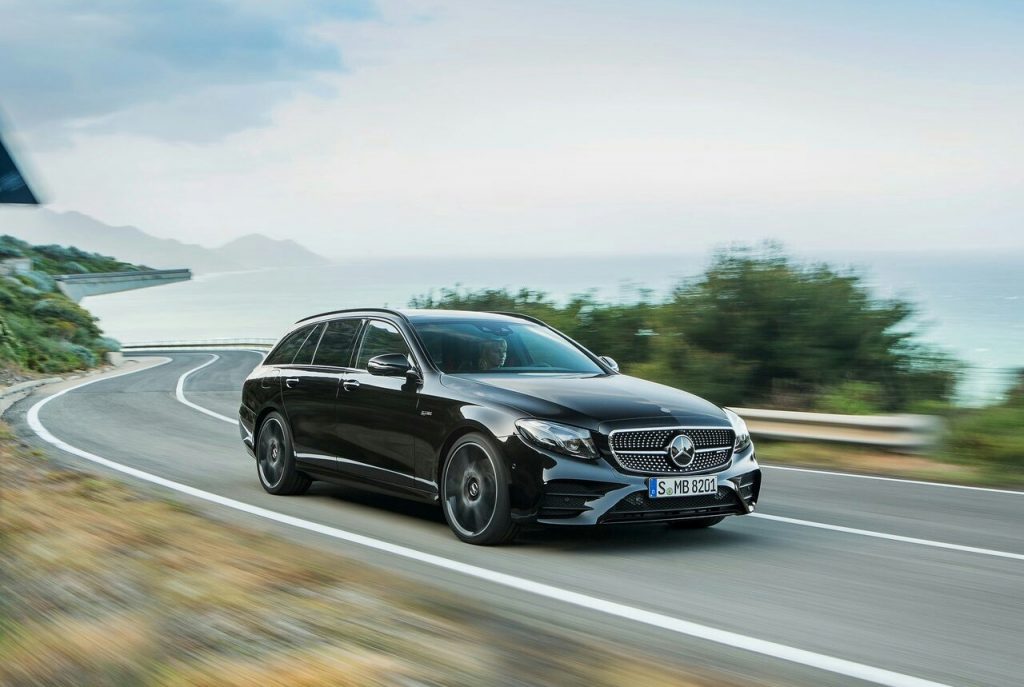 Mercedes-AMG E 43 4MATIC Estate hareket halinde ön üç çeyrek görünüm