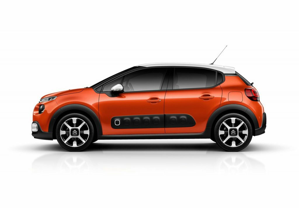 Citroen C3 turuncu gövde ve beyaz tavan yan görünüm