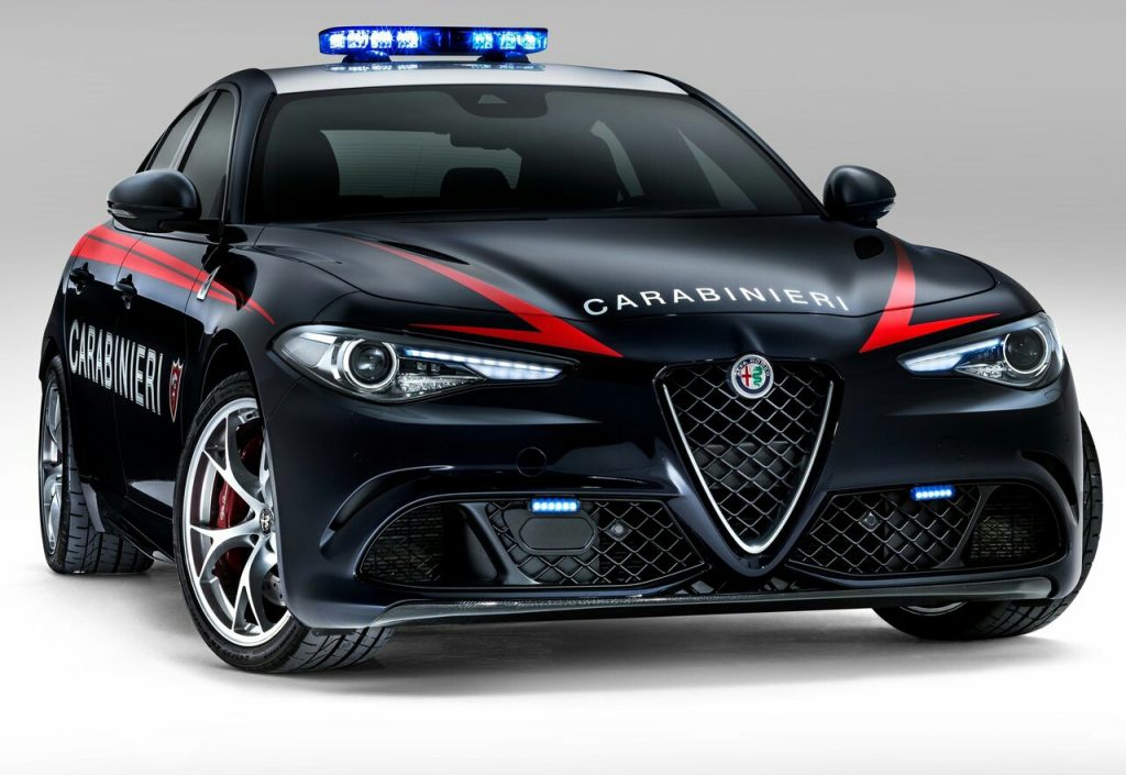 Carabinieri renklerinde Alfa Romeo Giulia Quadrifoglio