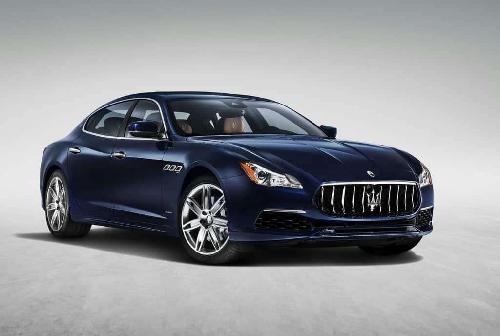 2017 Maserati Quattroporte lacivert önden üç çeyrek görünüm