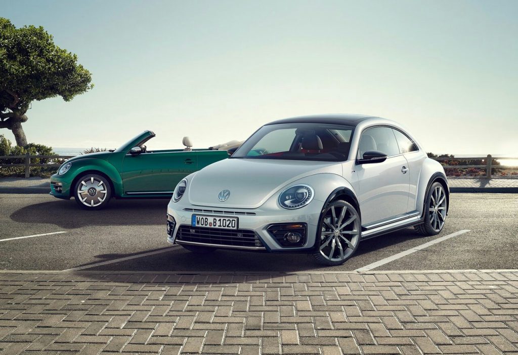 2017 VW Beetle gümüş coupe ön üç çeyrek görünüm