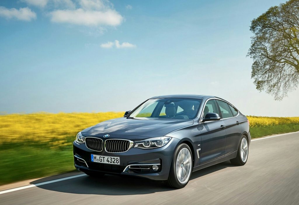 BMW 3 Serisi Gran Turismo yolda ön üç çeyrek görünüm