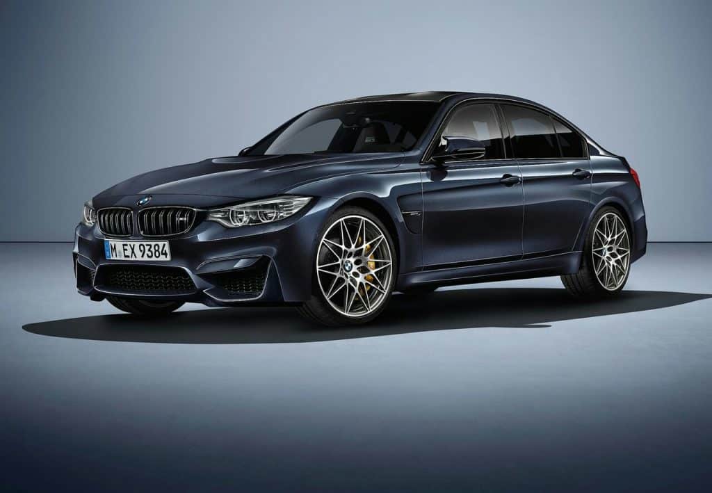 Macao Blue M3 30 Jahre önden üç çeyrek görünüm