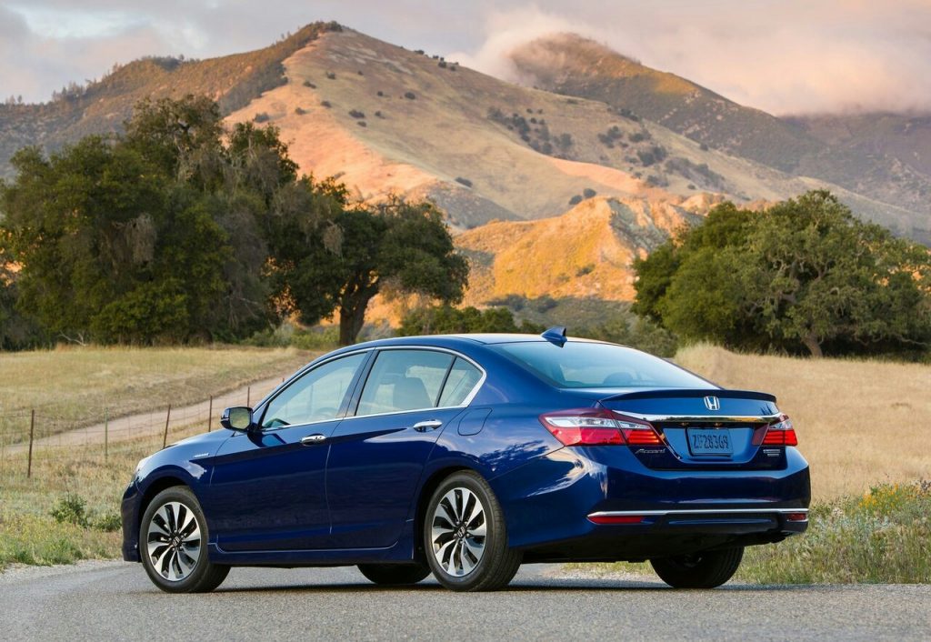 Honda Accord Hybrid arkadan sol üç çeyrek görünüm