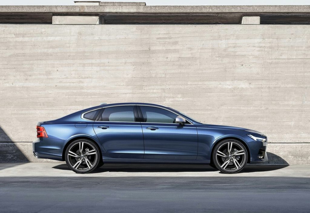 Volvo S90 dış mekanda yan profil görünümü