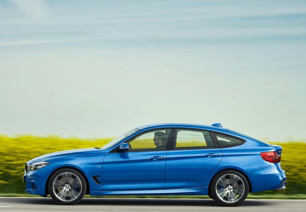 BMW 340i Gran Turismo mavi gövde hareket halinde yan profil