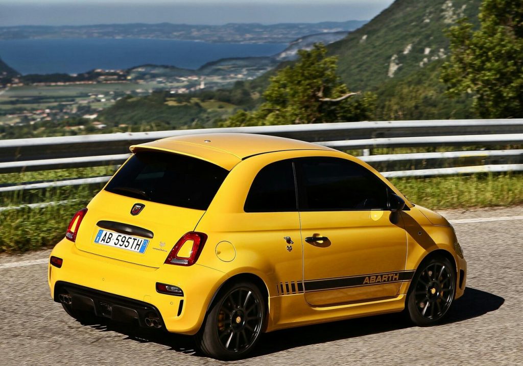 595 Competizione sarı gövdeyle arka üç çeyrek sürüş görünümü