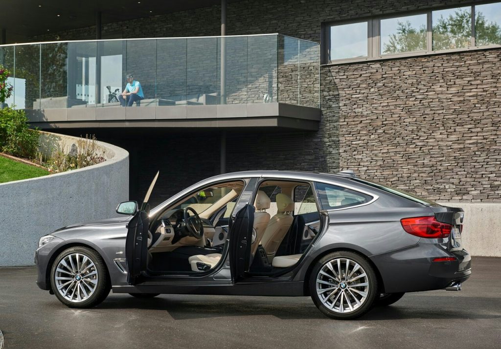 BMW 3 Serisi Gran Turismo açık kapılar ve kabin görünümü