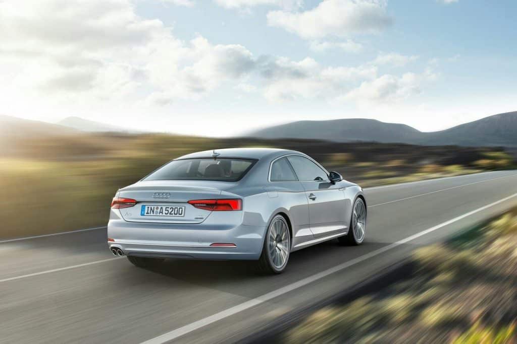 Audi A5 Coupe yolda arka üç çeyrek görünüm