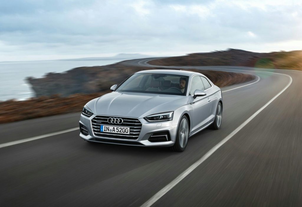 Audi A5 Coupe yolda ön üç çeyrek görünüm