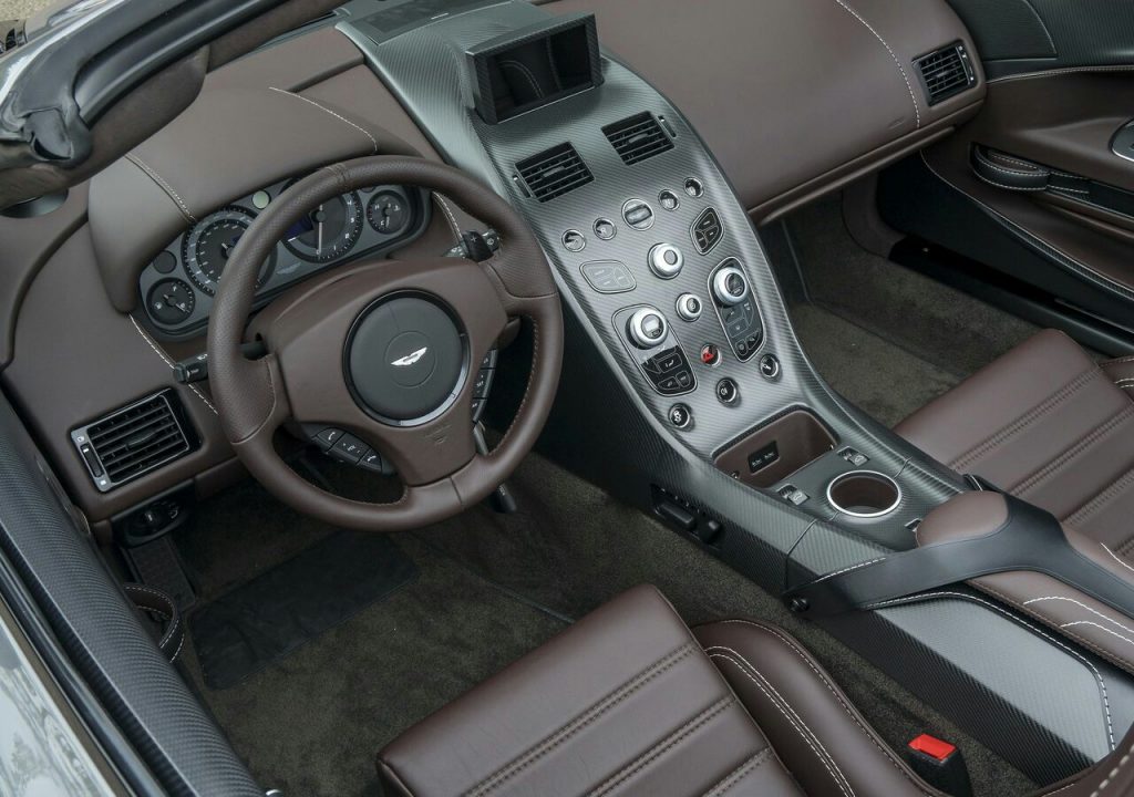 Aston Martin Vantage GT12 Roadster iç mekan ve orta konsol