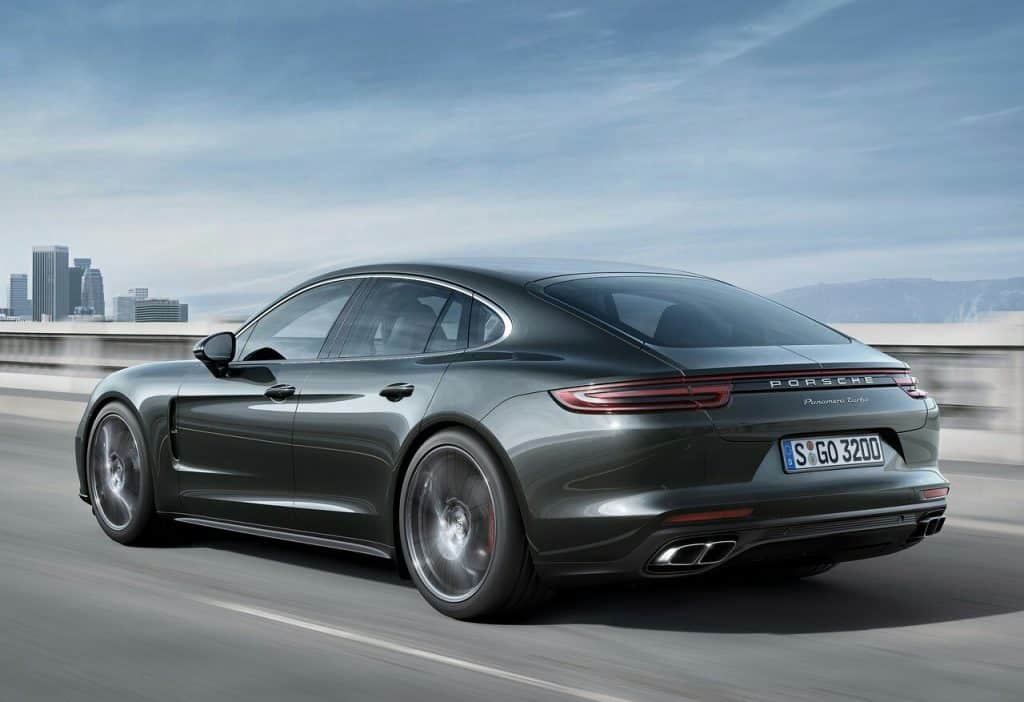Porsche Panamera Turbo hareket halinde arka üç çeyrek görünüm