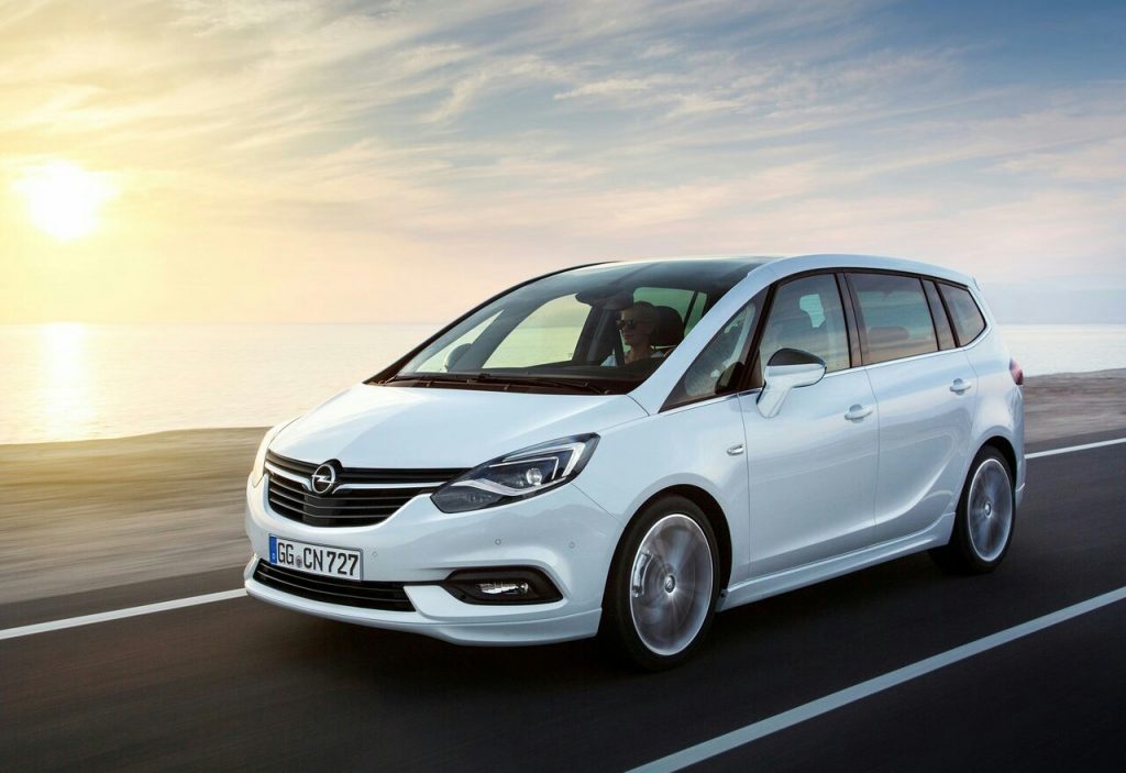 Opel Zafira beyaz gövde hareket halinde ön görünüm